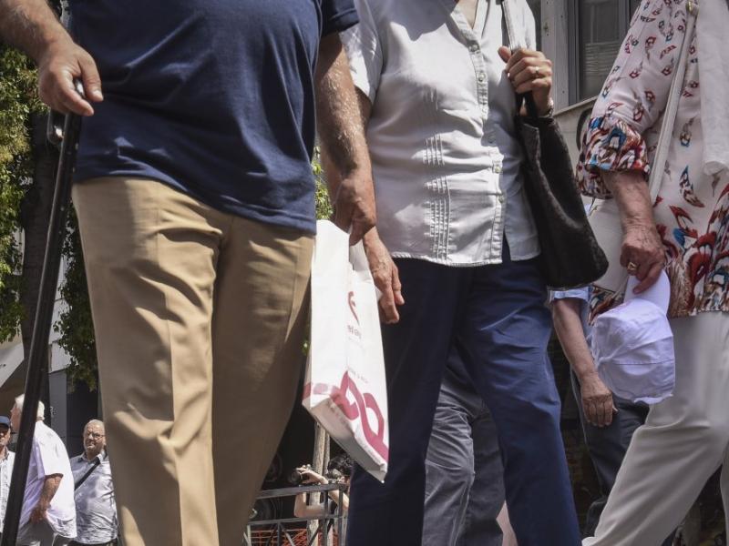 Συνταξιούχοι περπατάνε στον δρόμο