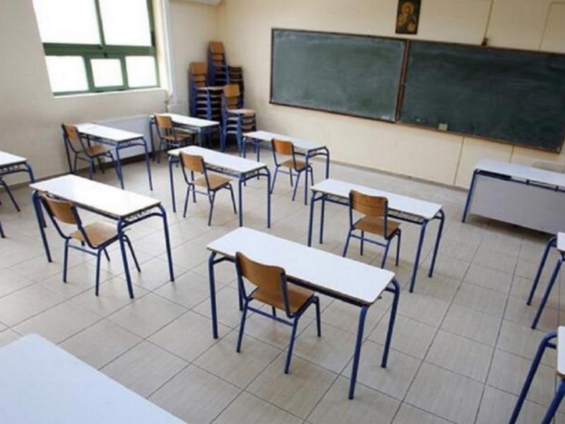 Σχολική αίθουσα λυκείου άδεια για τις προαγωγικές και απολυτήριες εξετάσεις 2026 με την Τράπεζα Θεμάτων
