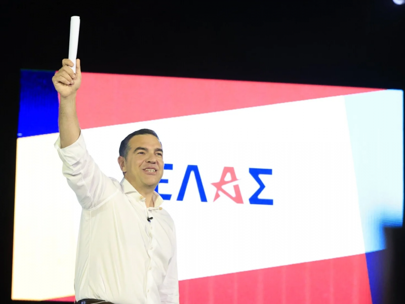 Ο Αλέξης Τσίπρας με φόντο το όνομα στο νέο κόμμα του «ΕΛΑΣ»
