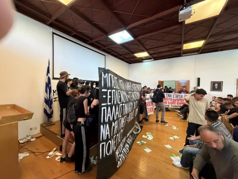 Ένταση στον Βόλο: Φοιτητές εισέβαλαν σε εκδήλωση του Πανεπιστημίου Θεσσαλίας (Εικόνες)
