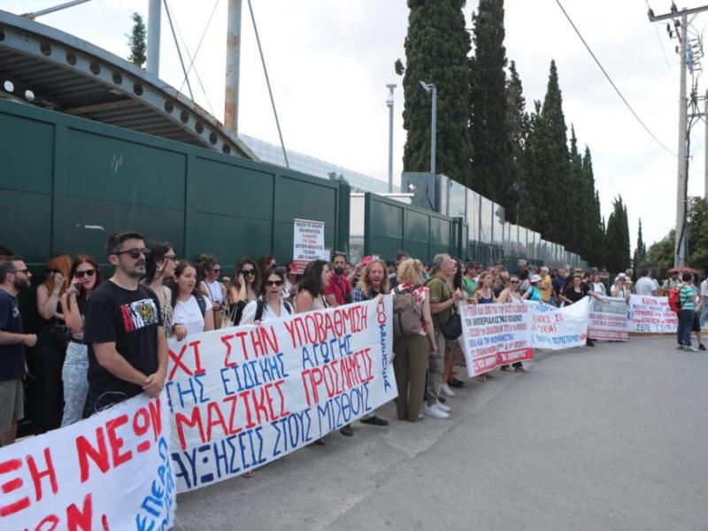 Συγκέντρωση έξω από το κτίριο του υπουργείου Παιδείας, Θρησκευμάτων και Αθλητισμού της Διδασκαλικής Ομοσπονδίας Ελλάδος (ΔΟΕ) Τρίτη 9 Ιουνίου 2026 (ΣΩΤΗΡΗΣ ΔΗΜΗΤΡΟΠΟΥΛΟΣ / EUROKINISSI)