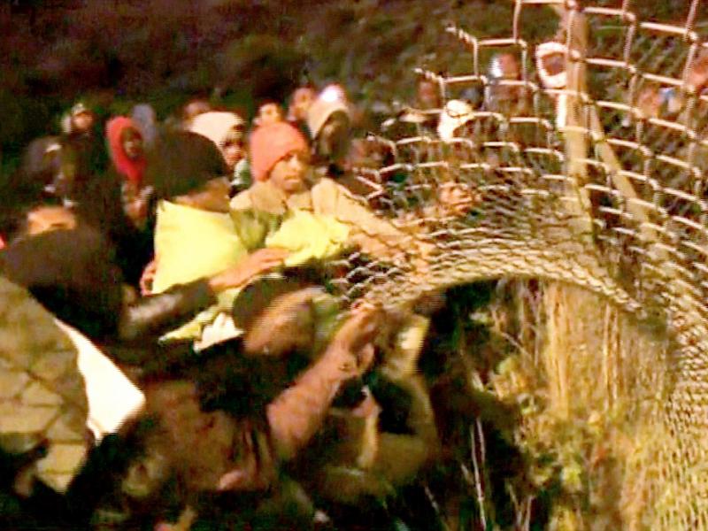 2b0d106300000578-0-flimsy_defence_the_mesh_fences_surrounding_the_calais_entrance_t-a-41_1438553463076.jpg