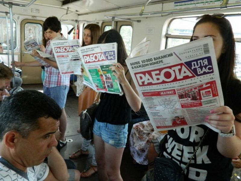 32959520048_f271676a7d_b_1-devushki_v_transporte_s_gazetoy_rabota_dlya_vas-2.jpg