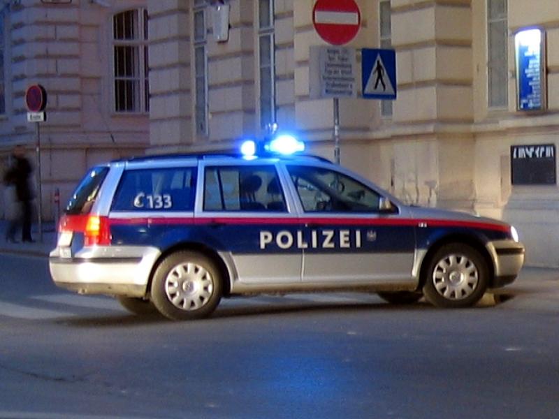 austrian_police_car_evening_ctrb.jpg