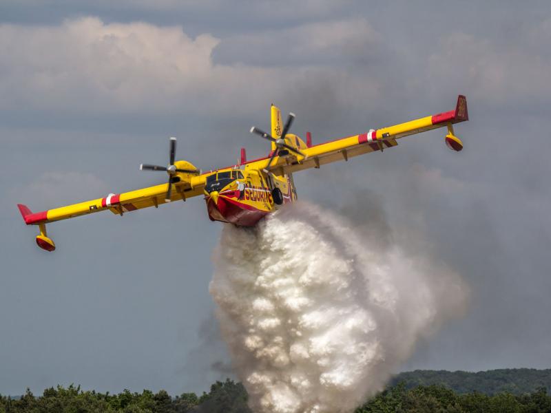 canadair_cl_415_by_rikkubeauty-d8uqydj.jpg