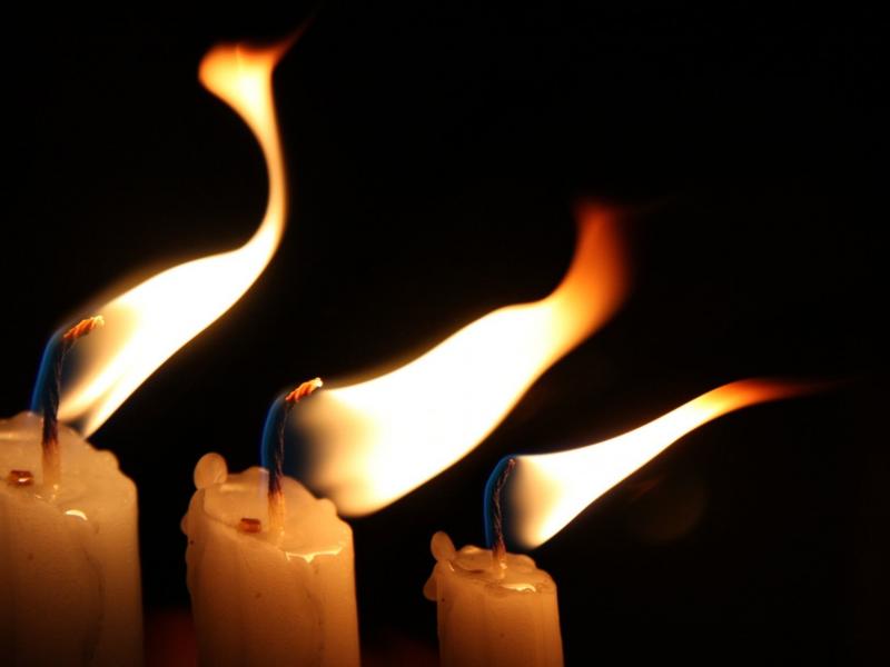 candles-flame-in-the-wind-other.jpg
