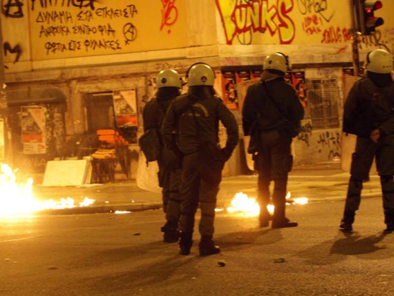 epitheseis_me_molotof_kai_petres_enantion_dimoirias_ton_mat_sta_exarheia._mia_syllipsi.jpg