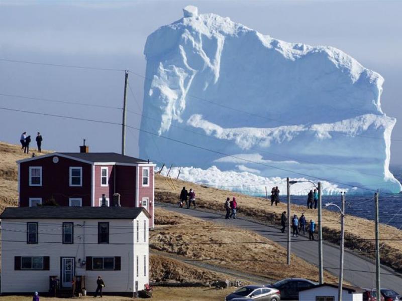 huge-iceberg-alley-canadian-coast-10.jpg