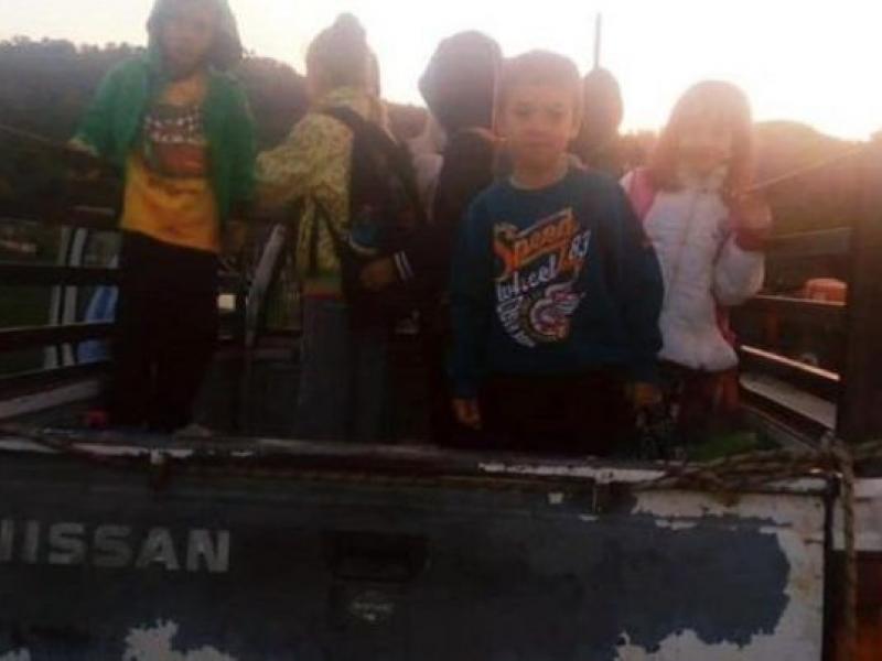 Μαθητές πάνω σε καρότσα