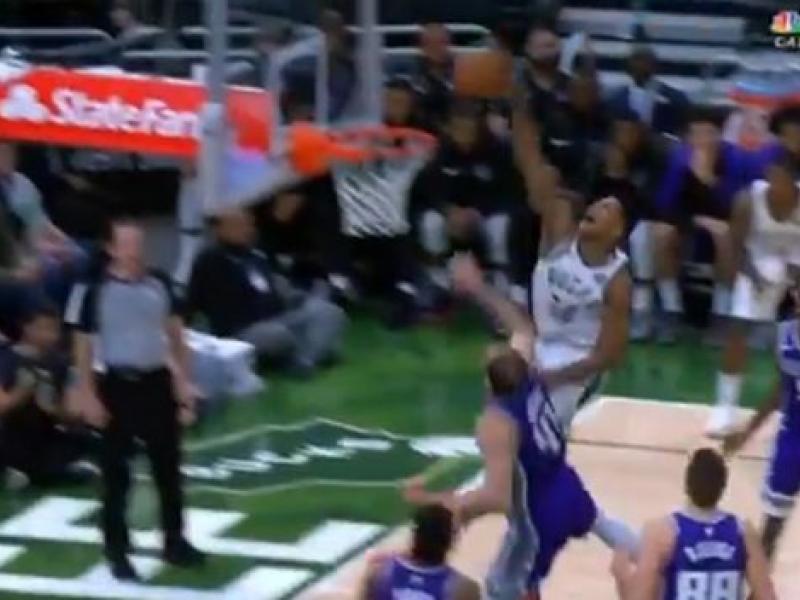 Ο Γιάννης Αντετοκούνμπο «κατεδαφίζει» το καλάθι