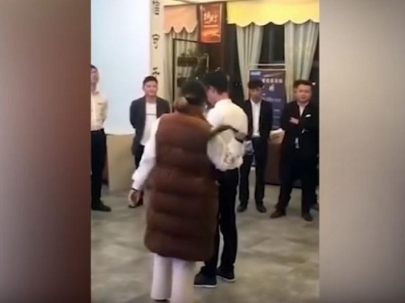 κίνα μαστίγωμα