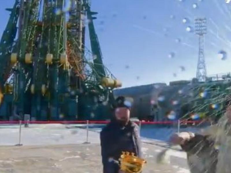 Ιερέας ευλογεί διαστημόπλοιο