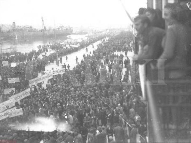 Συγκέντρωση αλληλεγγύης προς τον αγωνιζόμενο λαό της Αθήνας στην παραλία του Βόλου