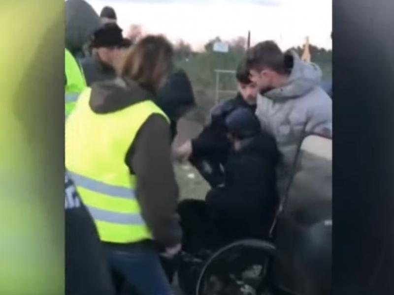 κιτρινα γιλεκα νεαρός καροτσάκι