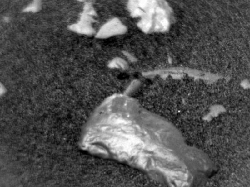 To παράξενο λαμπερό αντικείμενο που εντόπισε το ρόβερ Curiosity της NASA στον Αρη