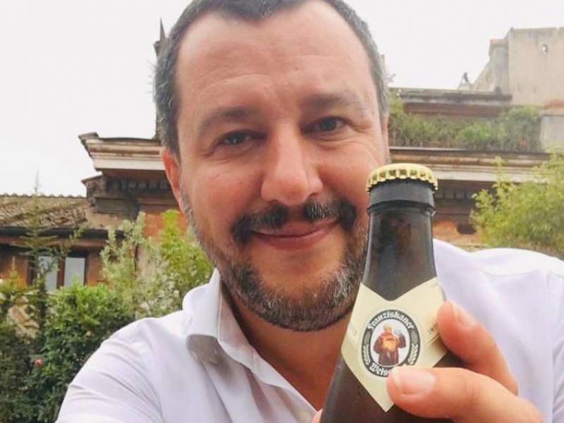 Ο Ματέο Σαλβίνι απολαμβάνει την μπύρα του