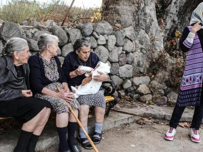 γιαγια μωρο λεσβος
