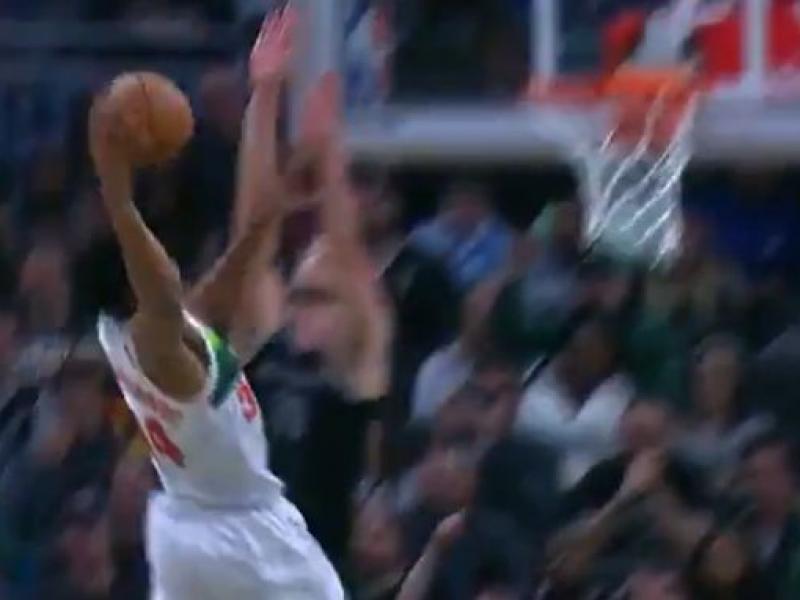 Κάρφωμα του Γιάννη Αντετοκούνμπο