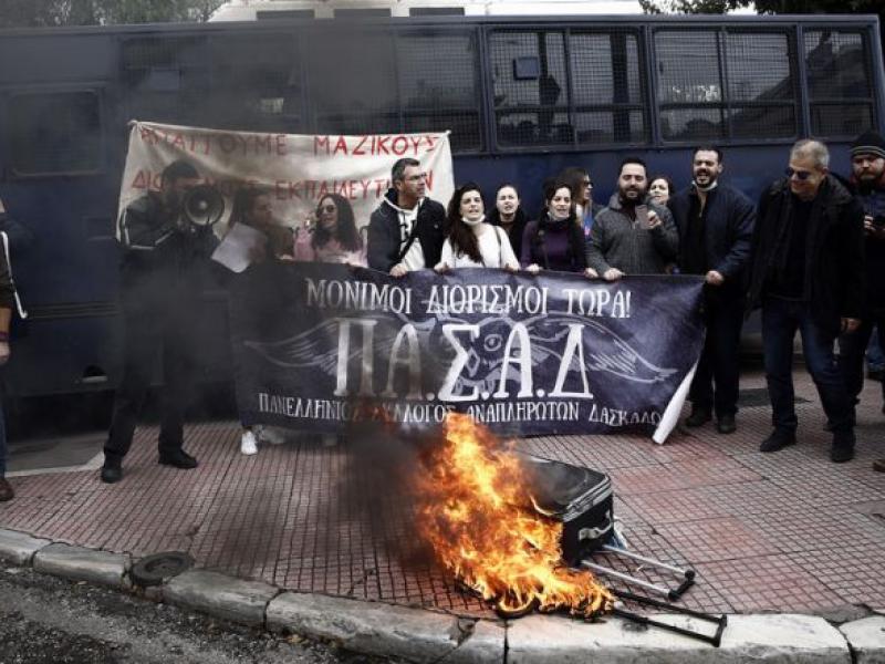 Διαδηλωτές αναπληρωτές καίνε τις βαλίτσες τους