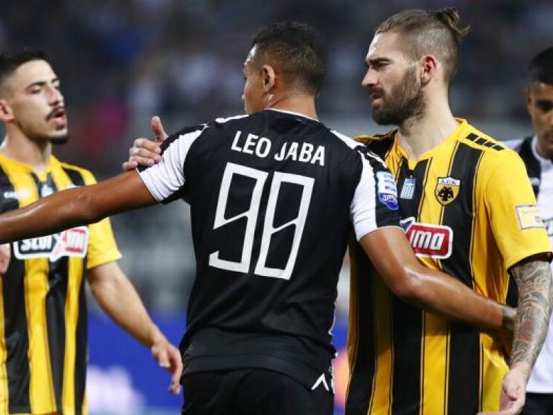 Στιγμιότυπο από αναμέτρηση της ΑΕΚ με τον ΠΑΟΚ