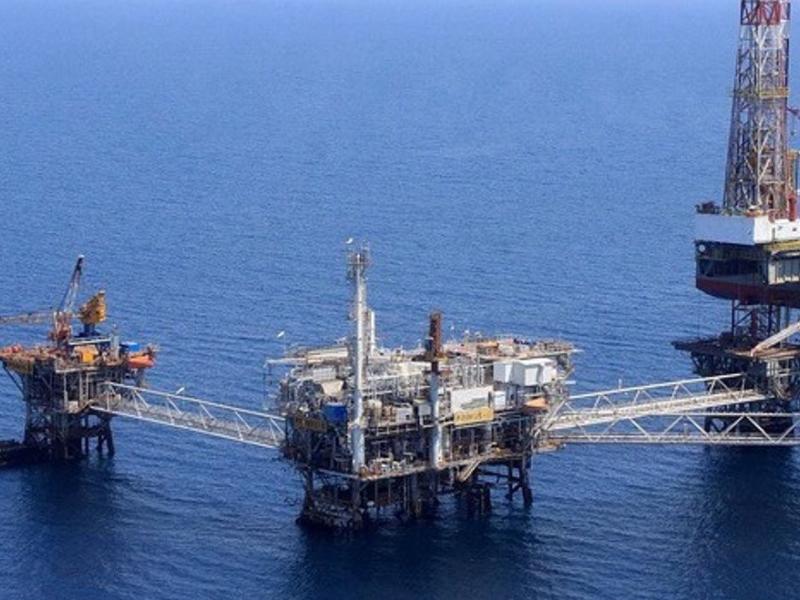 "Όχι στη χειραγώγηση της μαθητιώσας νεολαίας και του λαού υπέρ των «ευεργετών» και «φιλάνθρωπων» πετρελαιάδων"