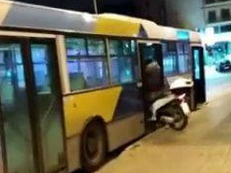 Μπήκε με το μηχανάκι στο λεωφορείο του ΟΑΣΑ