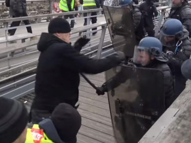 Γάλλος πρωταθλητής του μποξ με τα Κίτρινα Γιλέκα