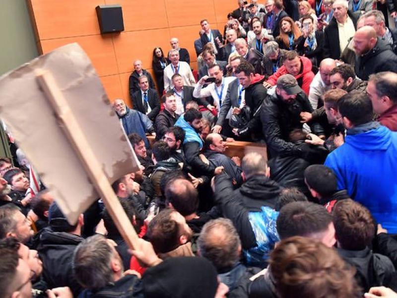 Ένταση με μέλη του ΠΑΜΕ