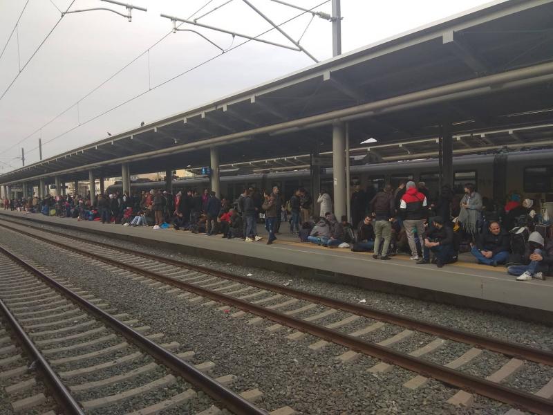 εικόνα σταθμός Λαρίσης πρόσφυγες