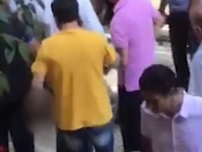 Ο άνδρας με την κίτρινη μπλούζα