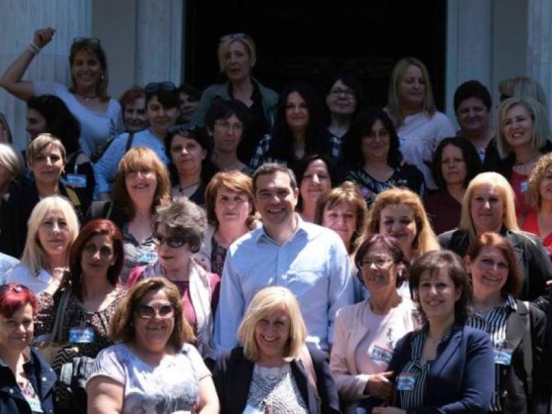 Ο Αλέξης Τσίπρας με τις σχολικές καθαρίστριες