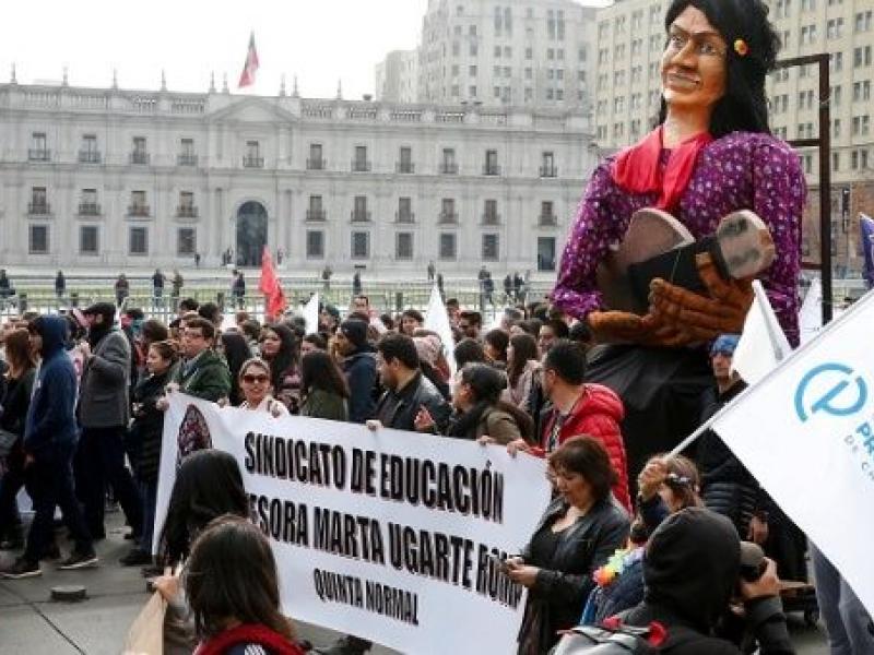 chilean_teachers_protesting.jpg_1718483346.jpg