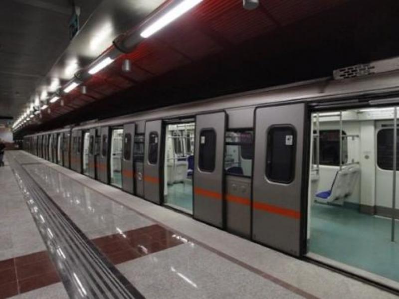 nekros_anasyrthike_andras_poy_epese_stis_grammes_toy_metro_ston_agio_antonio.jpg