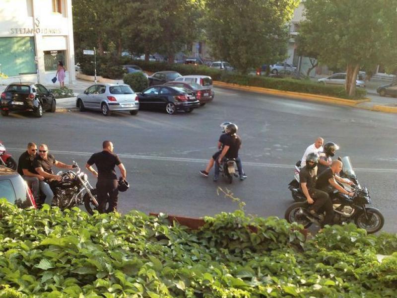 Ο Μίχος έξω από το Συνεργείο την ώρα που η επίθεση έχει τελειώσει