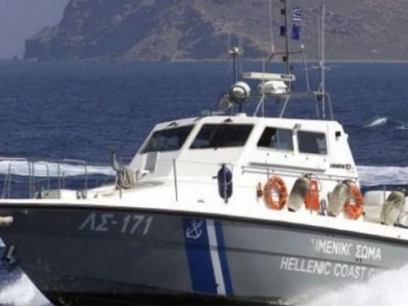 Από αλιευτικό περισυνελέγησαν σώοι και καλά στην υγεία τους δύο ημεδαποί, όταν το φοσκωτό σκάφος στο οποίο επέβαιναν παρουσίασε εισροή υδάτων ενώ βρίσκονταν στα ανατολικά του Πόρου Κεφαλληνίας. Τα δύο άτομα θα παραληφθούν από τουριστικό επιβατηγό σκάφος και θα μεταφερθούν στο λιμάνι.