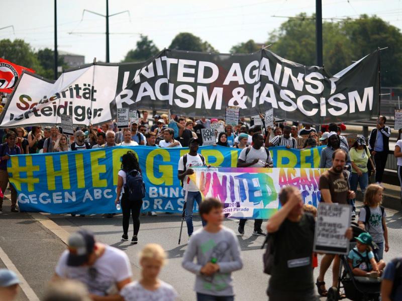 dresdi diadilosi enantia stin akrodexia