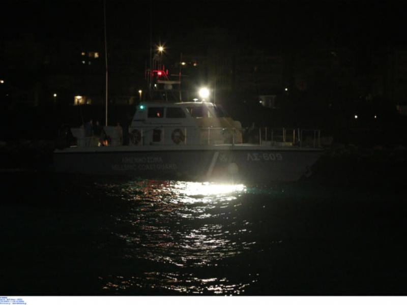 Το μεγαλύτερο σκάφος πέρασε κυριολεκτικά πάνω από το μικρό βαρκάκι