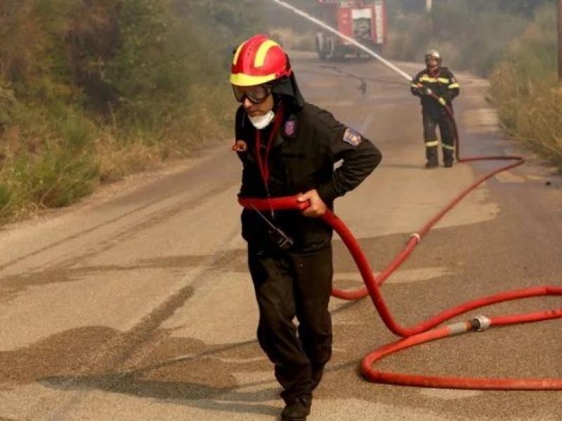 Σε ύφεση η φωτιά στην Βάρδα Ηλείας
