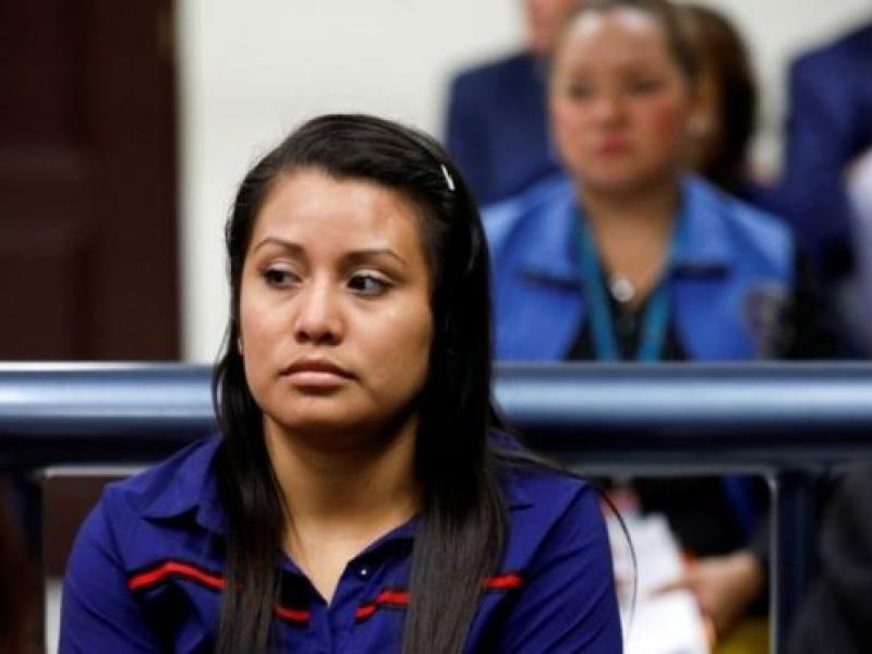 Δικάζεται για "ανθρωποκτονία" νέα που γέννησε νεκρό μωρό μετά το βιασμό της