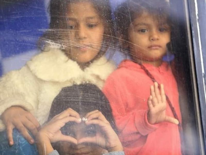 deite tin oikogeneia