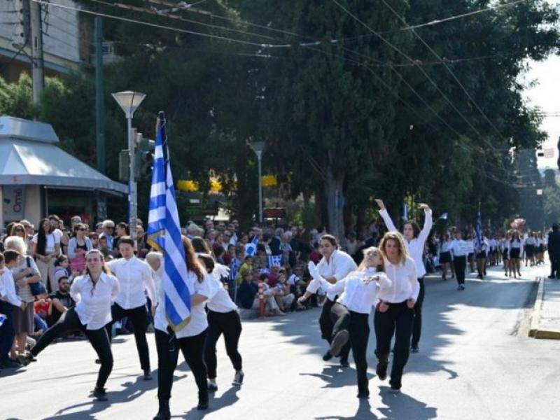 Σκετς α λα Monty Python αντί για... παρέλαση από μαθήτριες σχολείου (Βίντεο)