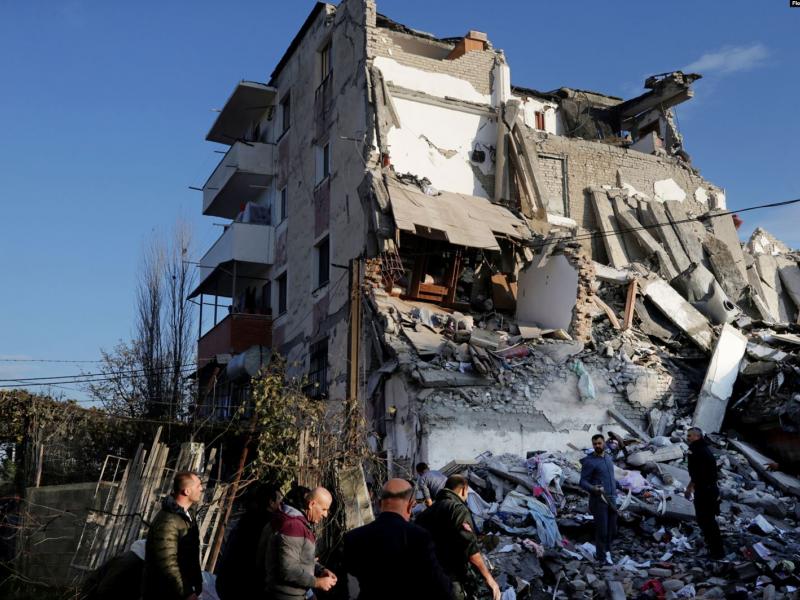 alvania seismos nekroi travmaties