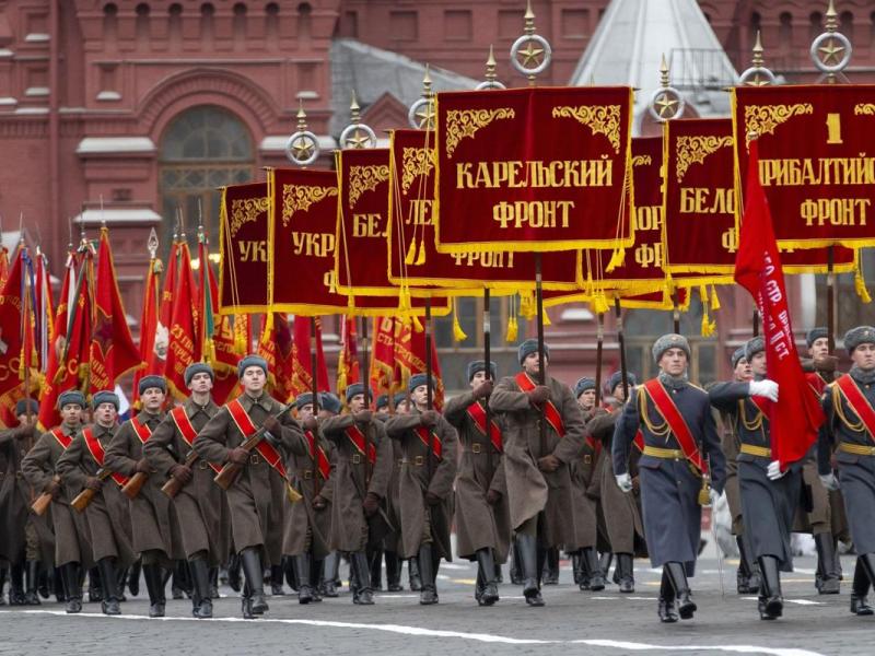 kokkini plateia parelasi