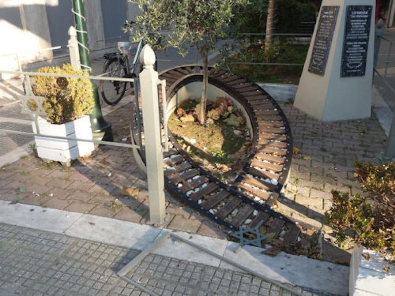 vandalismos trikala mnimeio