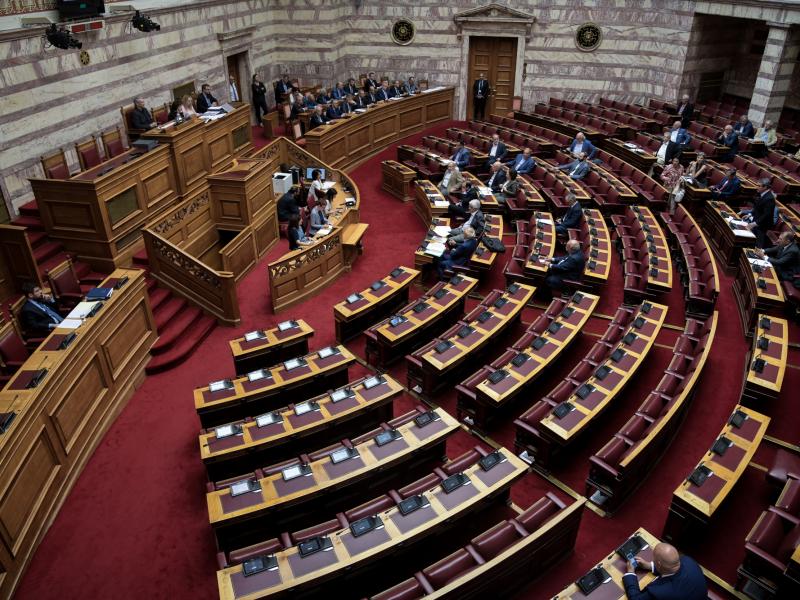 ΟΙΕΛΕ: Μένος Κεραμέως κατά της Ομοσπονδίας - Συζήτηση-παρωδία στη Βουλή