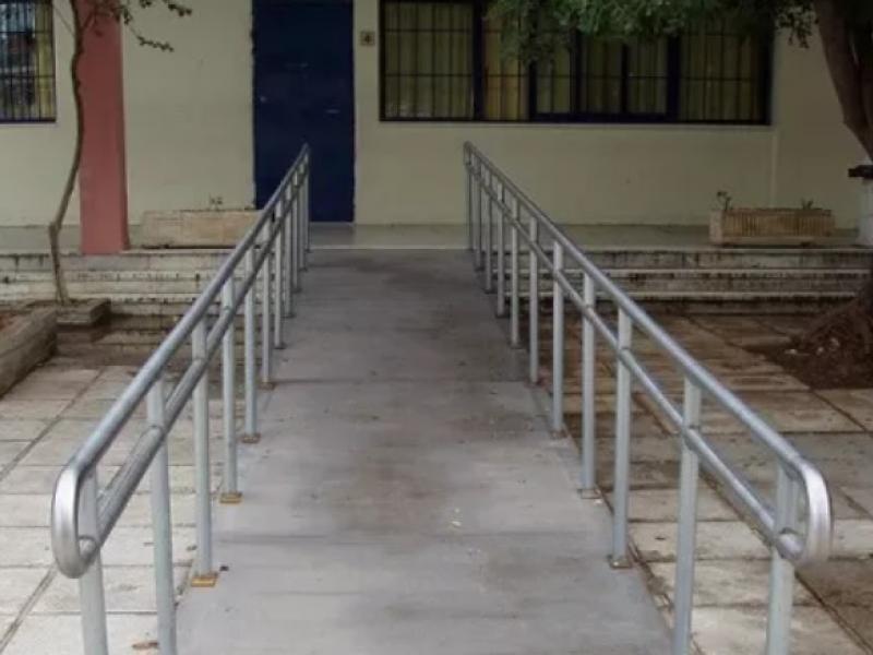Ράμπες και τουαλέτες για ΑμεΑ σε σχολεία του Δήμου Βόλου