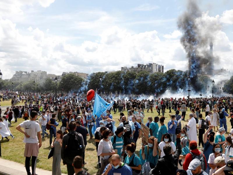 france tear gas doctors