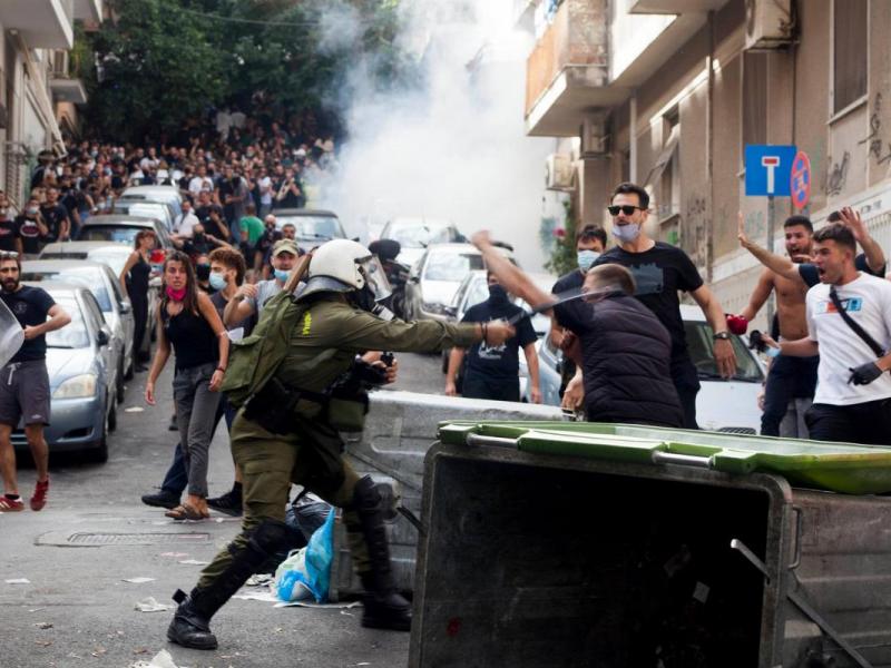 Καταγγελία: Άνδρες των ΜΑΤ έριξαν βομβίδες κρότου-λάμψης σε γονείς μαθητών μπροστά σε δημοτικό σχολείο