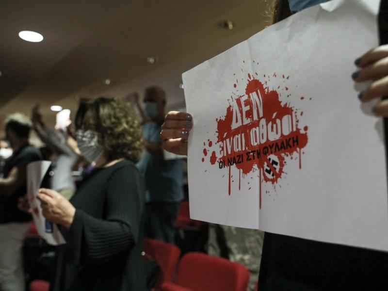 den einai athooi kentriki