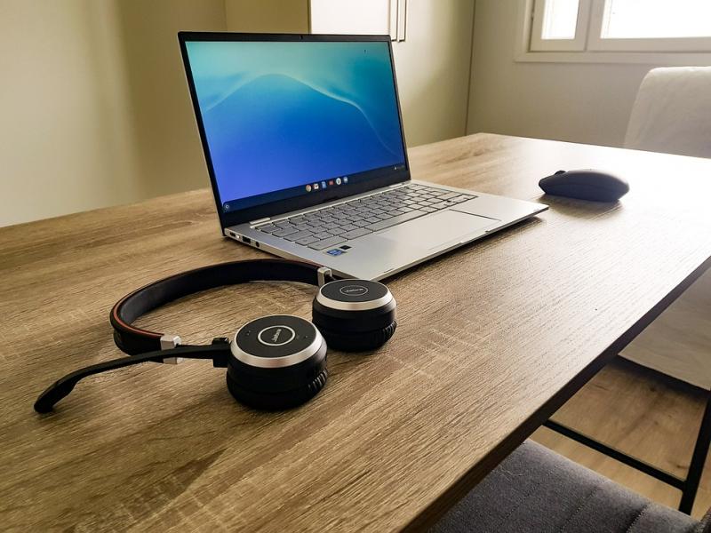 corona-laptop_tilekpaideysi_akoustika_mikrophone.jpg Εξ αποστάσεως εκπαίδευση